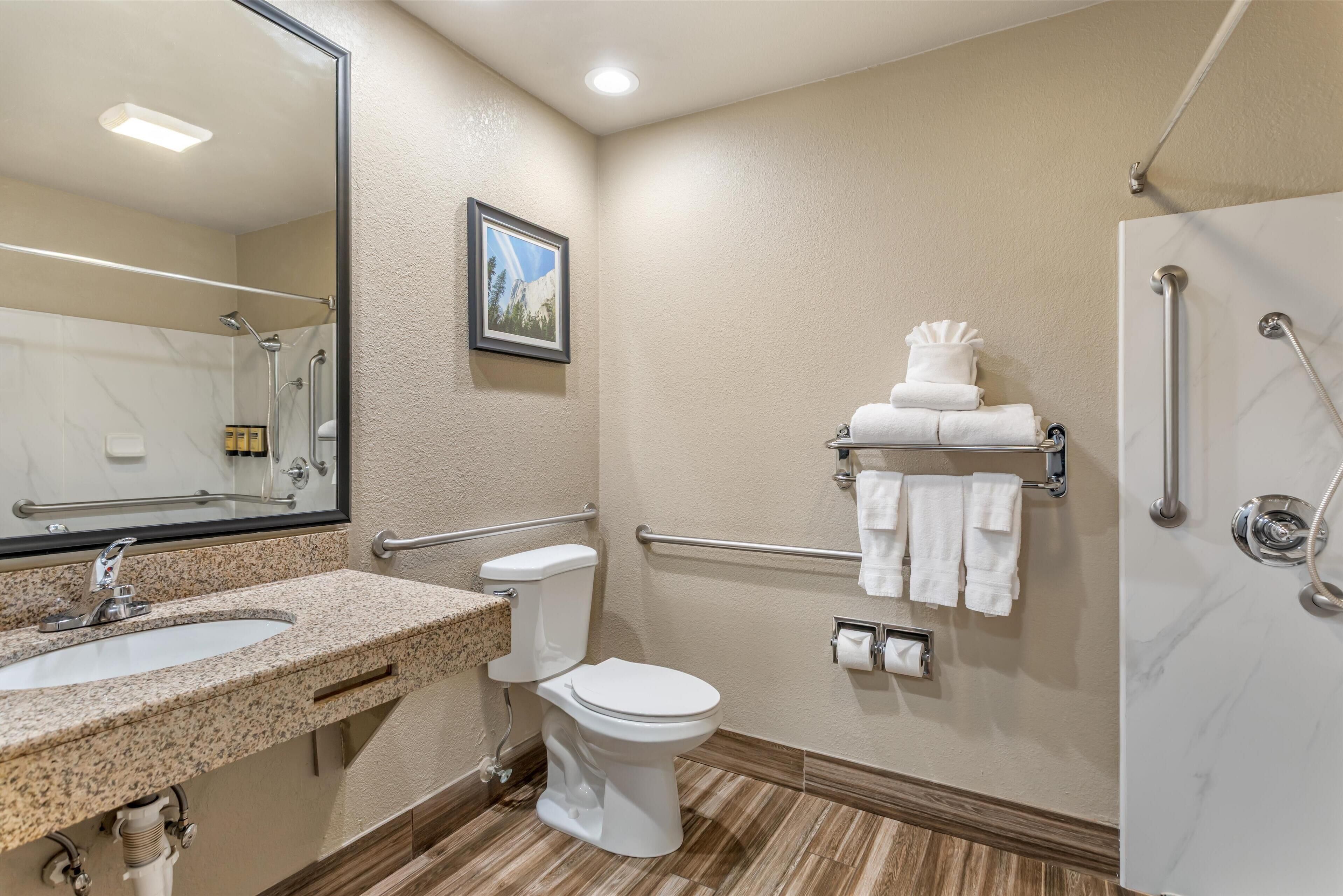 Un baño moderno con lavabo, inodoro y ducha.