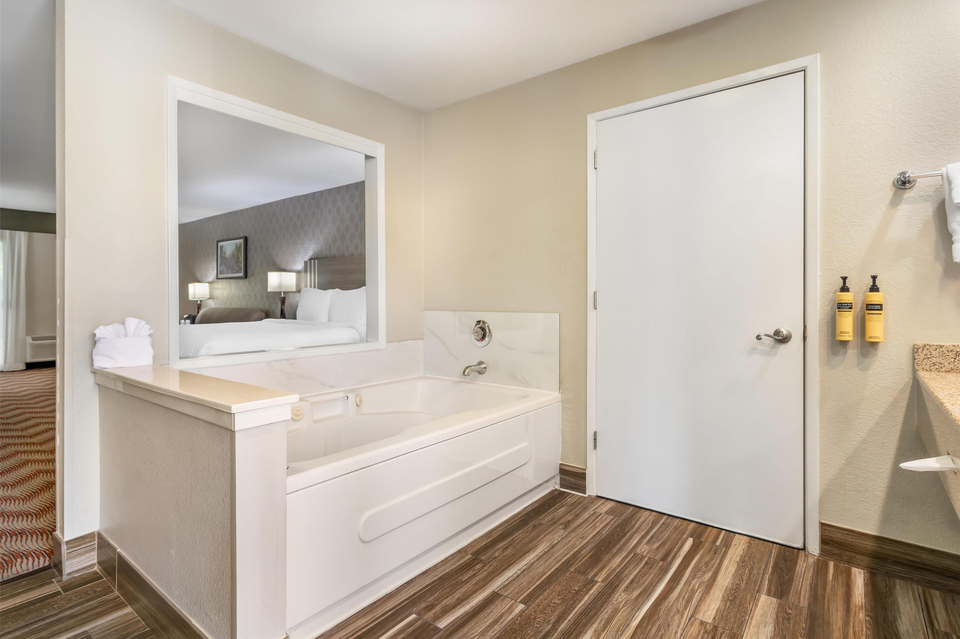 suite, 1 king bed, non smoking, fireplace (with sofabed) | bathroom | free toiletries, hair dryer, towels, soap