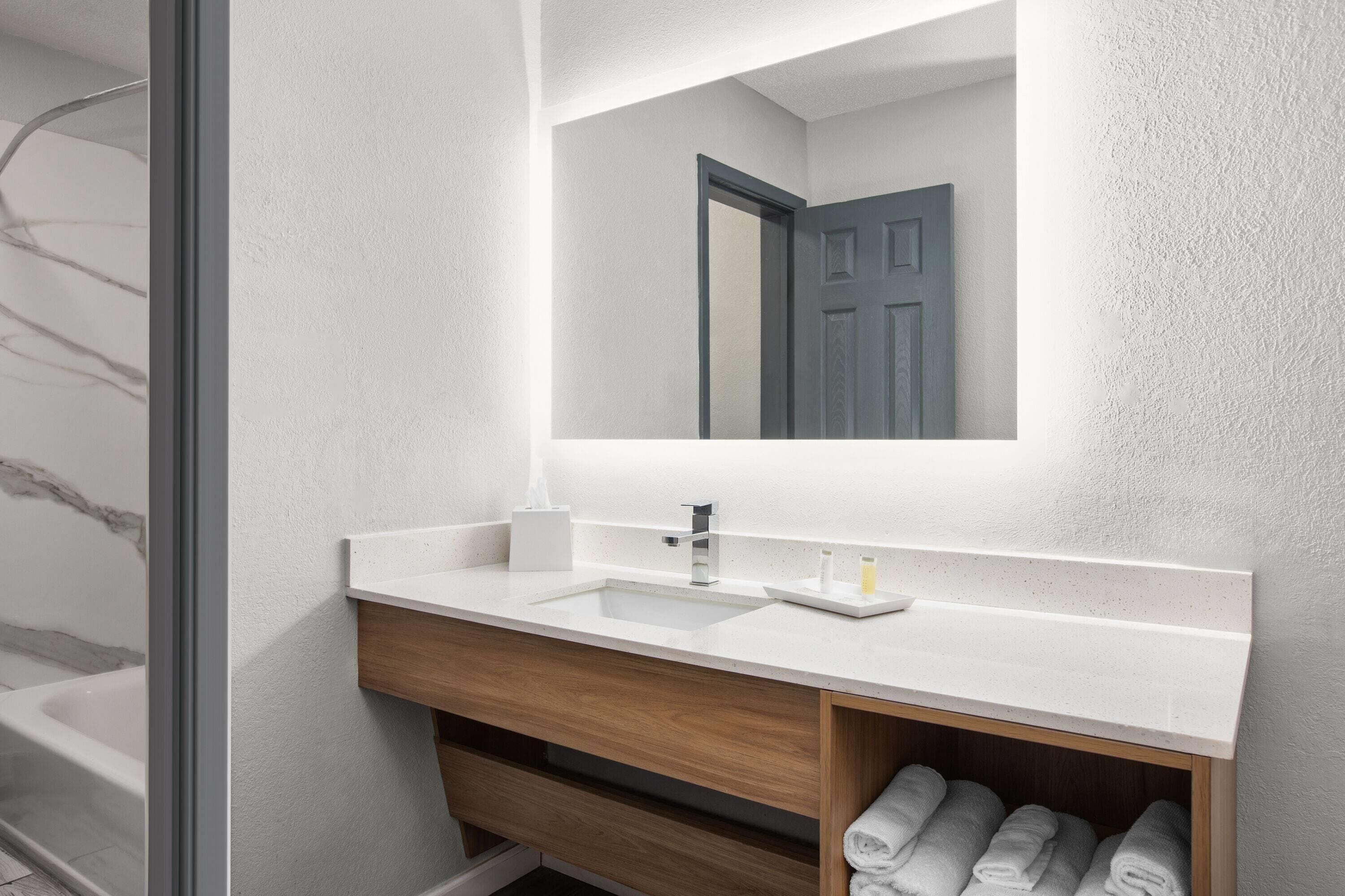 Suite, 2 Queen Beds, Non Smoking | Bathroom