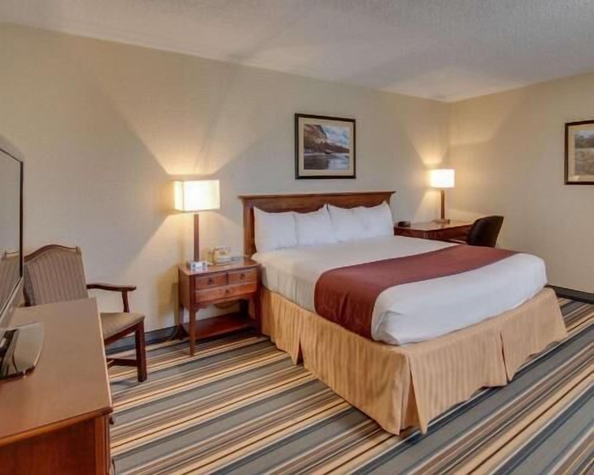 Premium bedding, in-room safe, desk, laptop workspace