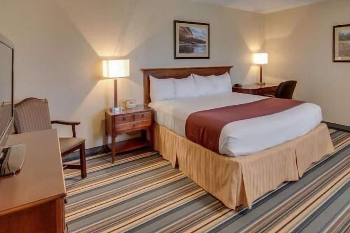 Premium bedding, in-room safe, desk, laptop workspace