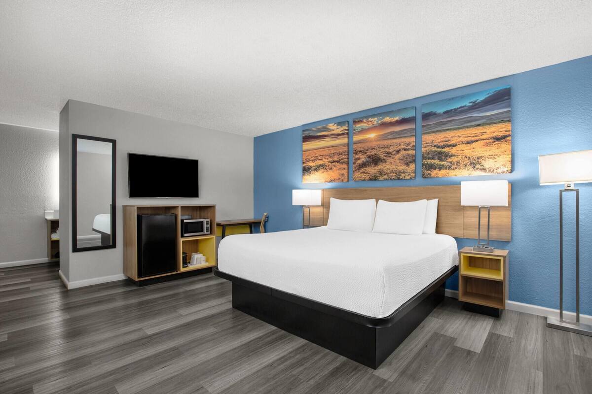 Room, 1 King Bed, Non Smoking | Premium bedding, in-room safe, desk, laptop workspace