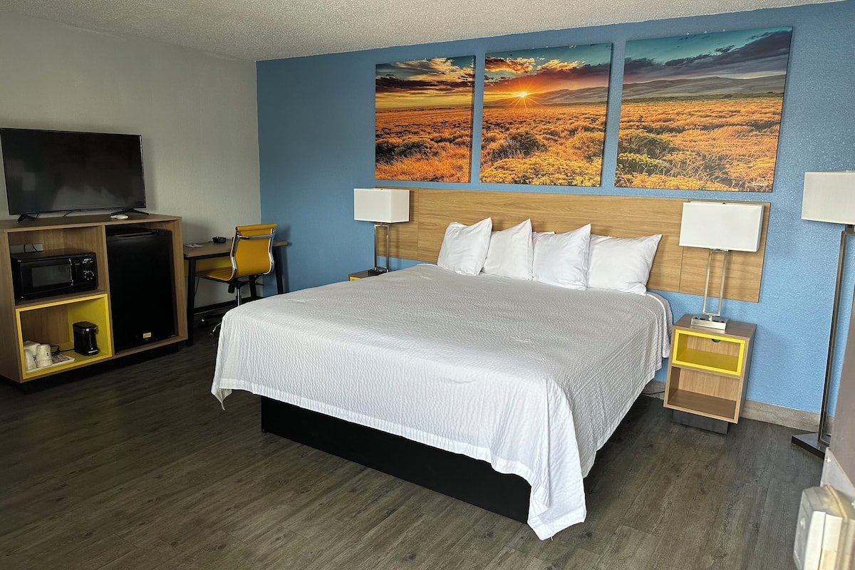 Room, 1 Katil Raja (King), Non Smoking | Peralatan tempat tidur premium, peti besi dalam bilik, meja