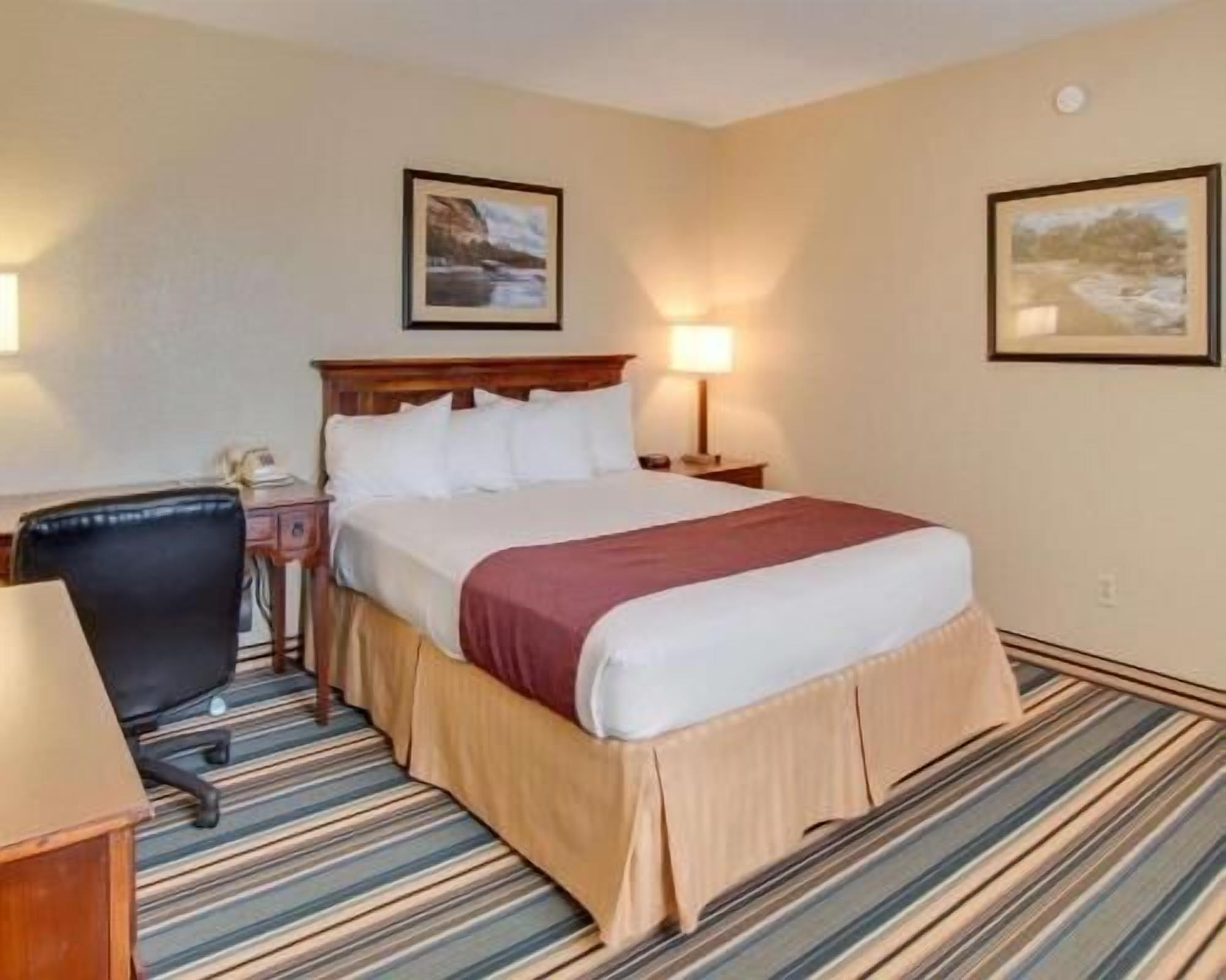 Premium bedding, in-room safe, desk, laptop workspace