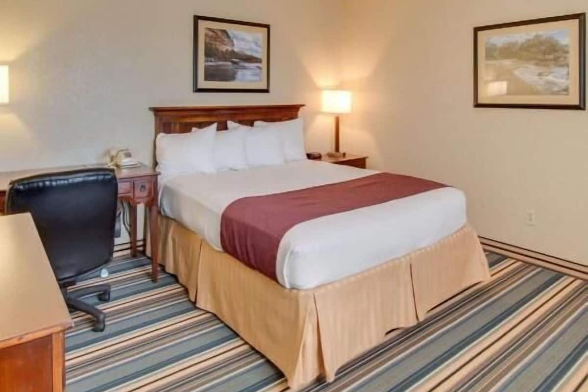 Premium bedding, in-room safe, desk, laptop workspace
