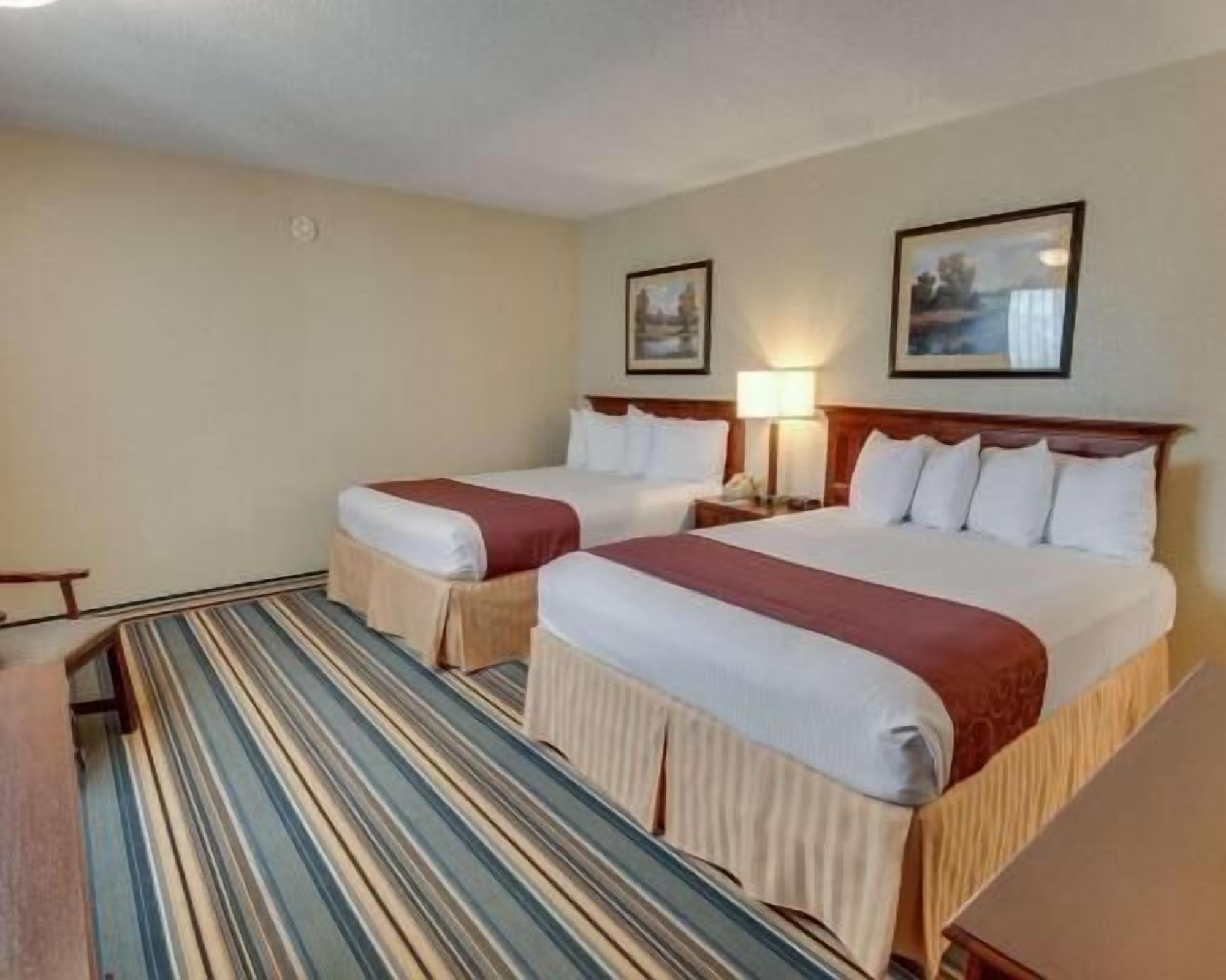 Premium bedding, in-room safe, desk, laptop workspace