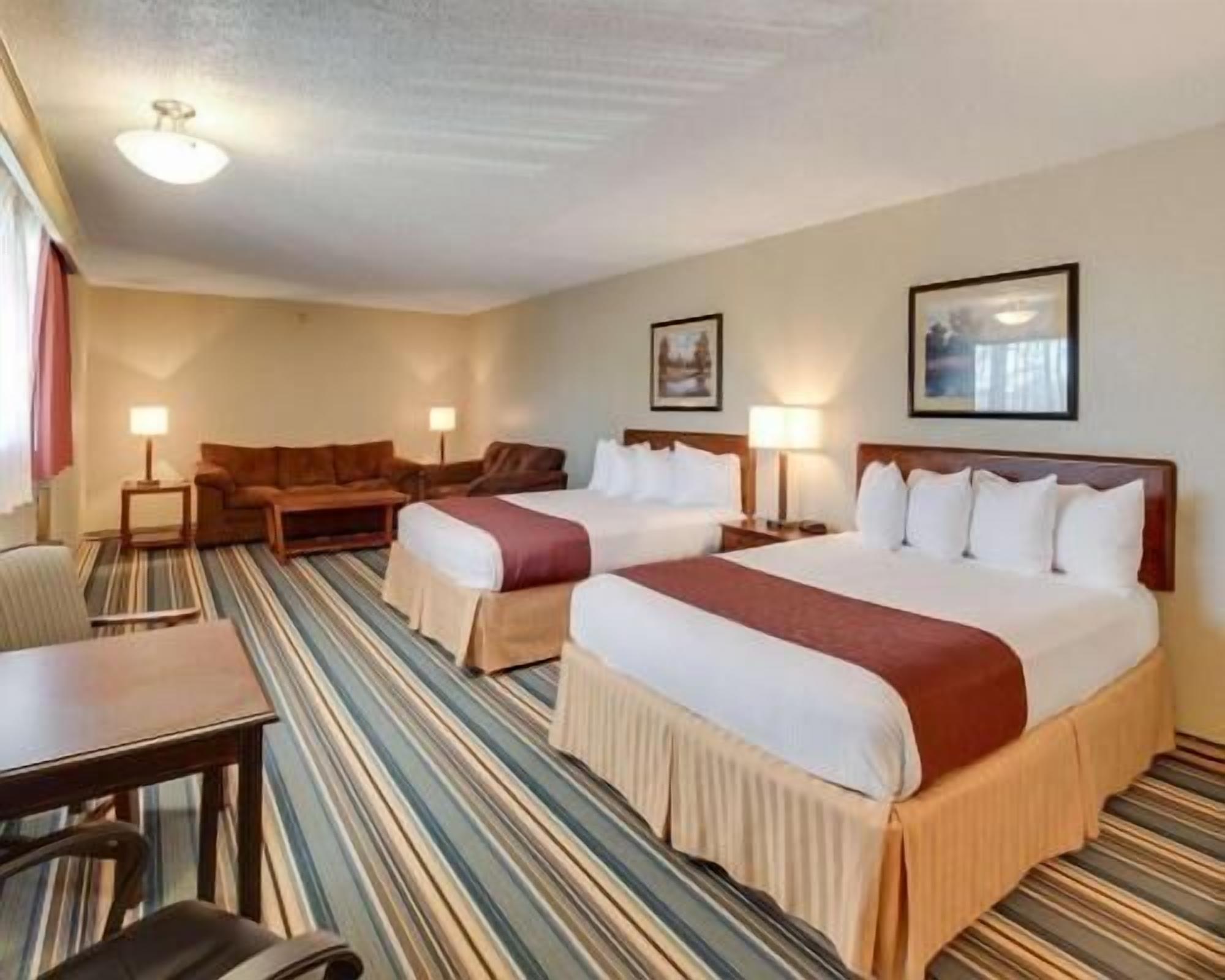 Premium bedding, in-room safe, desk, laptop workspace
