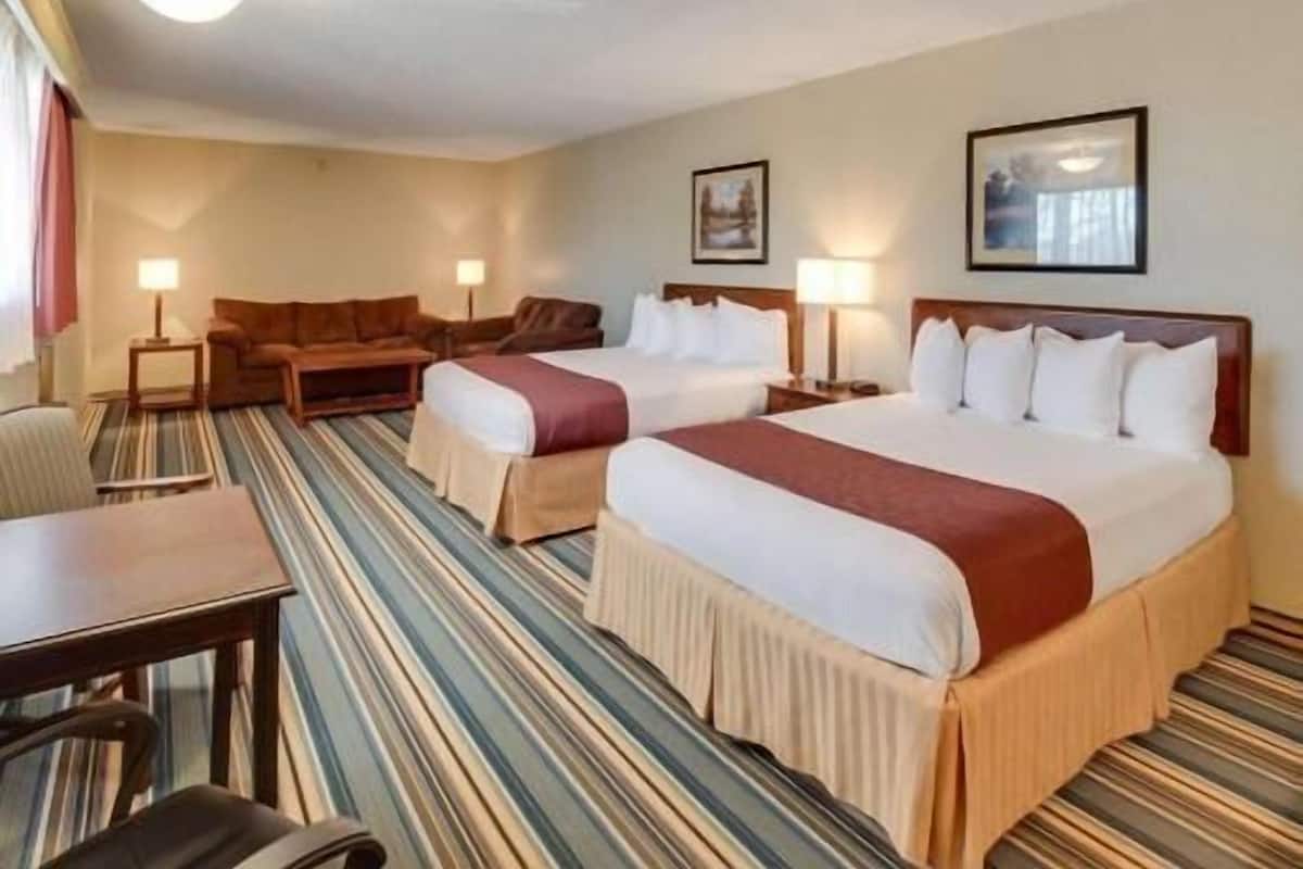 Premium bedding, in-room safe, desk, laptop workspace