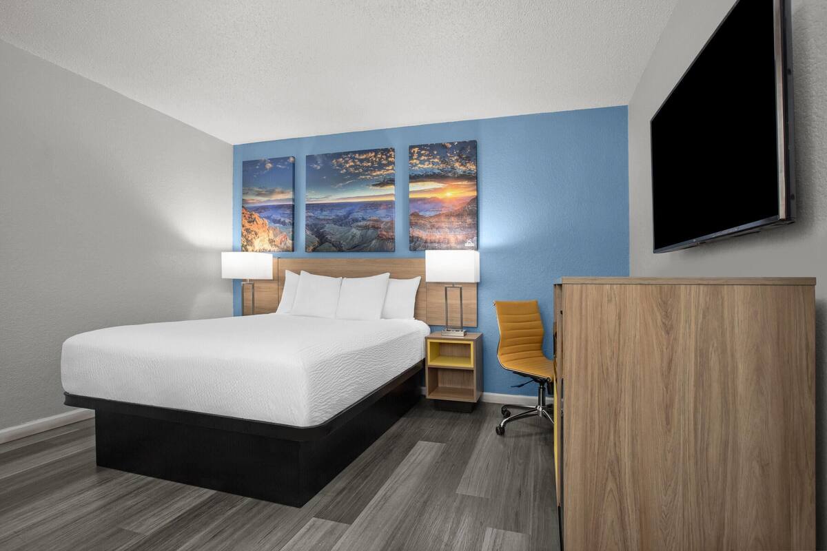 Room, 1 Queen Bed, Non Smoking | Premium bedding, in-room safe, desk, laptop workspace