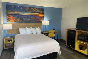 Room, 1 Katil Ratu (Queen), Non Smoking | Peralatan tempat tidur premium, peti besi dalam bilik, meja 
