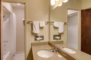 Combined shower/tub, hair dryer, towels