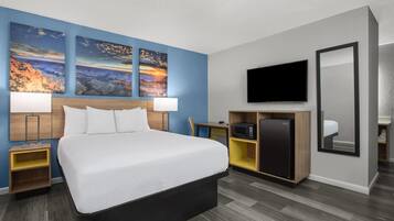 Room, 1 Queen Bed, Non Smoking | Premium bedding, in-room safe, desk, laptop workspace