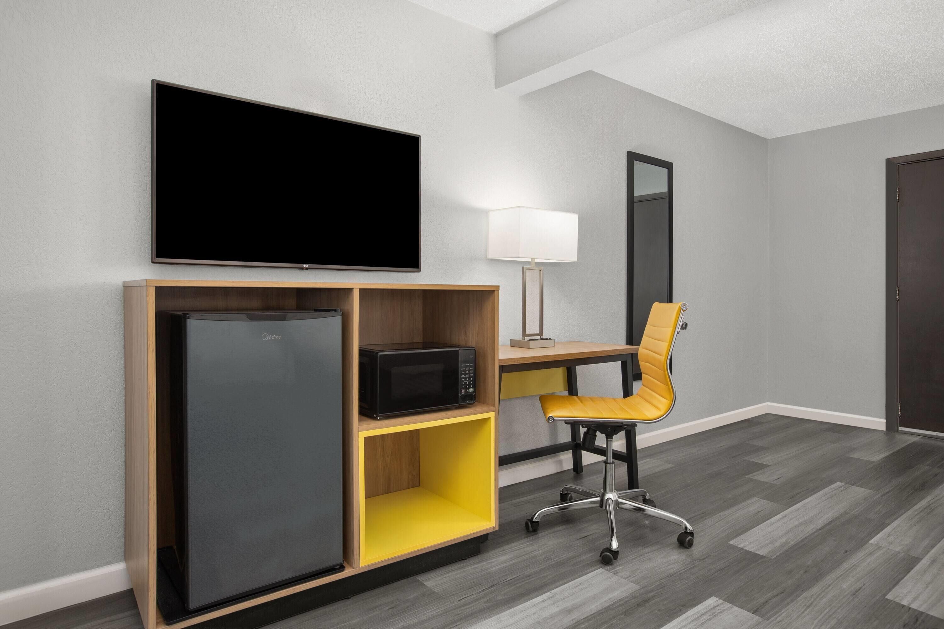 Premium bedding, in-room safe, desk, laptop workspace