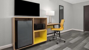 Premium bedding, in-room safe, desk, laptop workspace - Days Inn by Wyndham Gatesville (Gatesville)