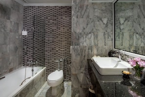 Premier Triple Room | Badezimmer