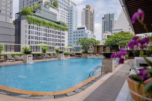 Outdoor pool, pool umbrellas, sun loungers - The Sukosol (Bangkok)