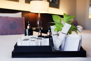 Designer toiletries, hair dryer, bathrobes, slippers - The Sukosol (Bangkok)