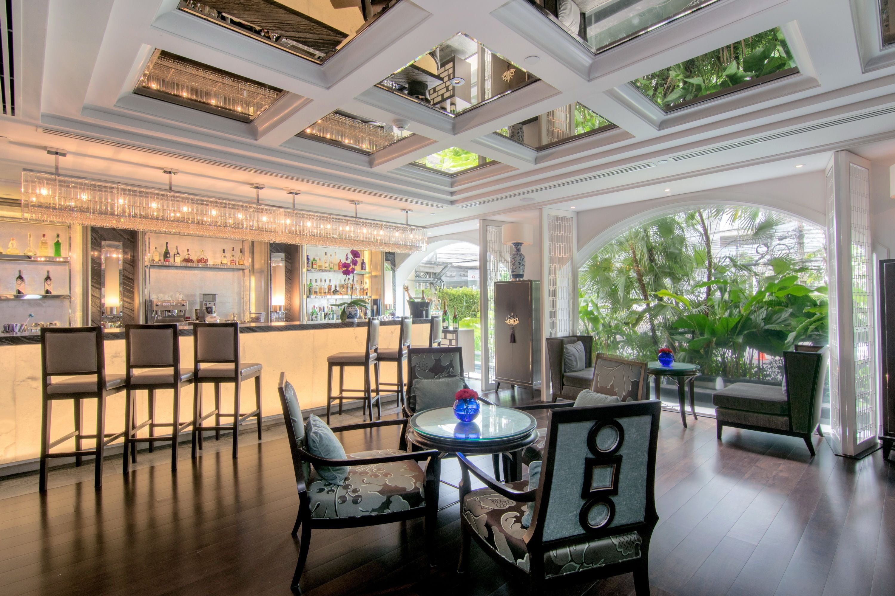 2 restaurants, breakfast, lunch, dinner served; international cuisine