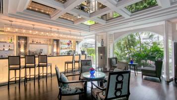 2 restaurants; breakfast, lunch, dinner and brunch served