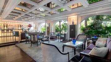 2 restaurants, breakfast, lunch, dinner served; international cuisine