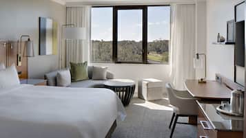 Habitación, 1 cama de matrimonio grande, vistas al complejo turístico, en una planta alta | 1 dormitorio, ropa de cama de alta calidad, caja fuerte