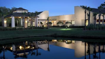 Couples treatment rooms, sauna, hot tub, steam room, body treatments