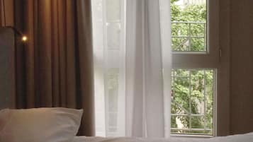 Quarto standard, 1 cama de casal | Edredons de pluma, escrivaninha, cortinas blackout