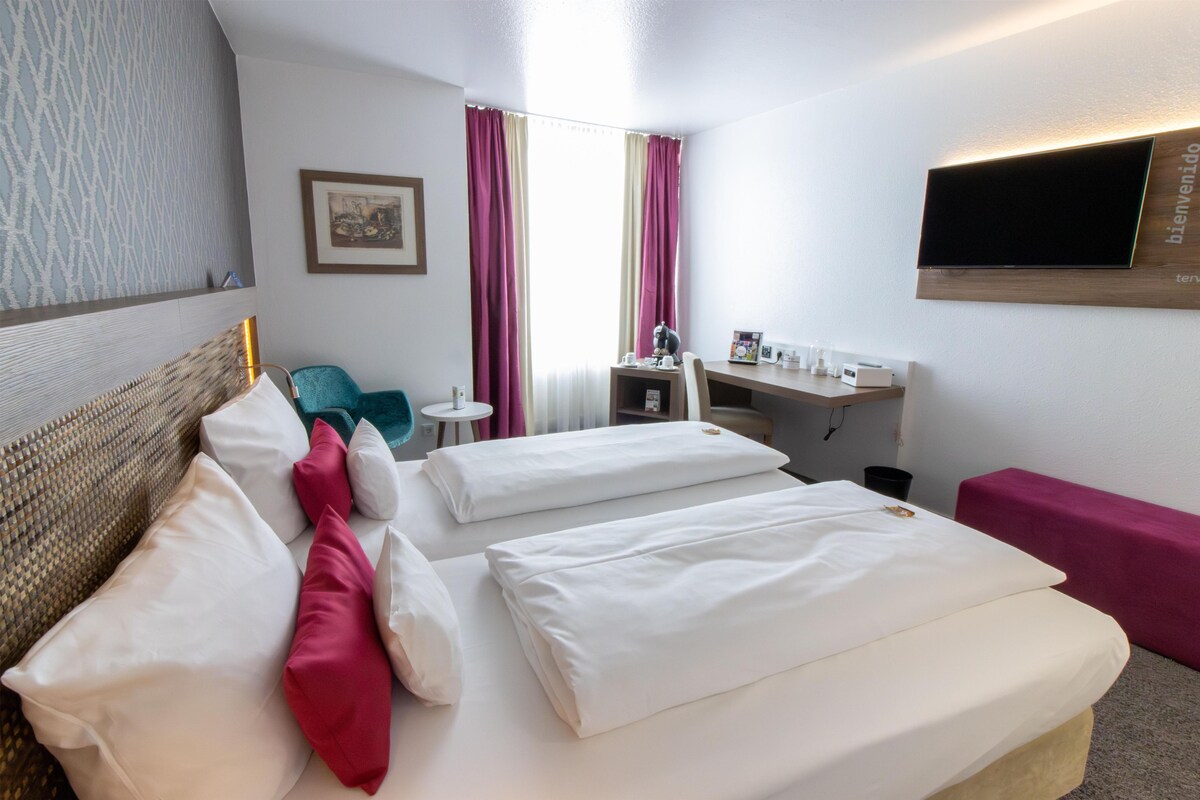 Habitación estándar, 1 cama doble | Ropa de cama de alta calidad, caja fuerte, escritorio