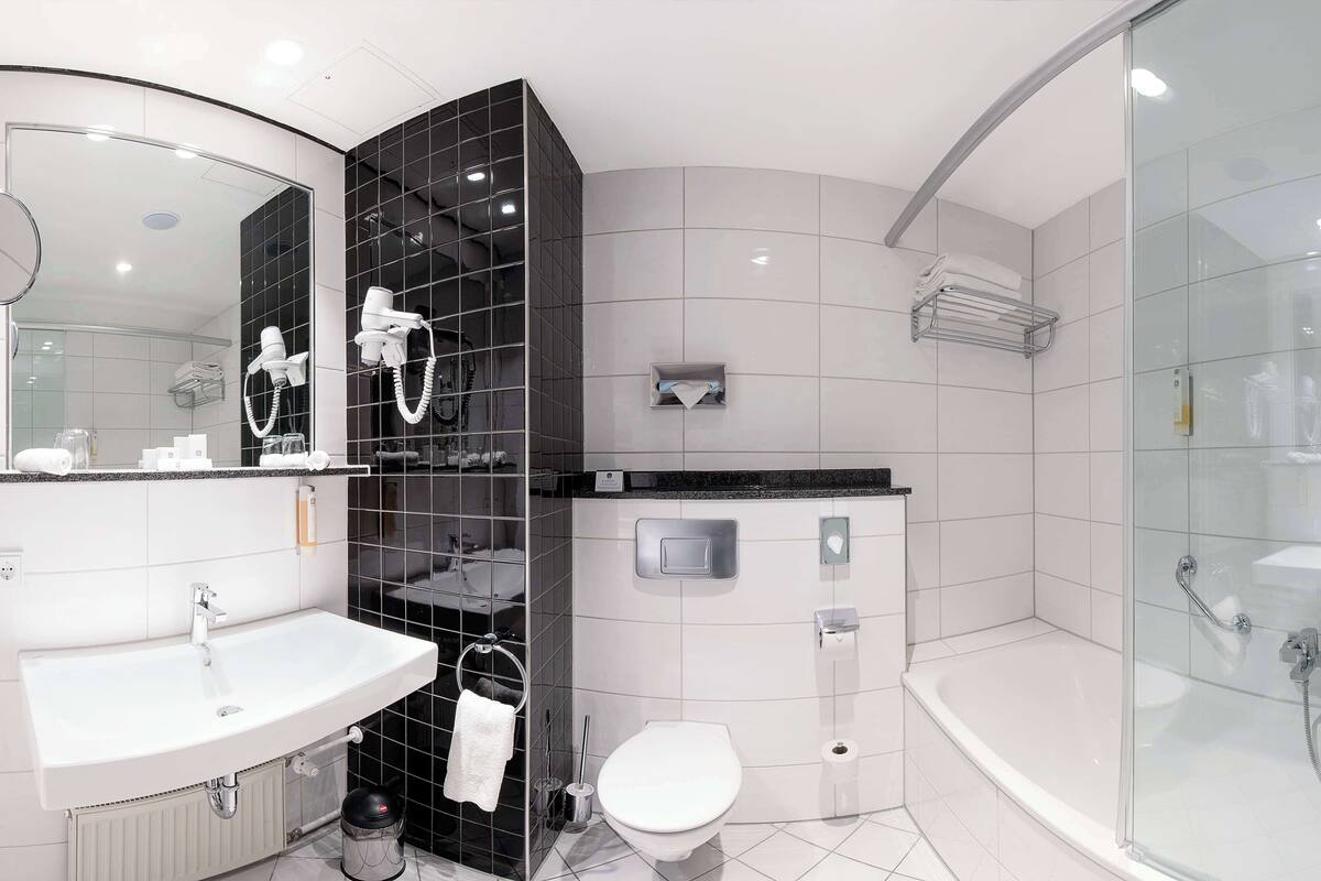 standard room, 1 double bed | bathroom | hair dryer, towels