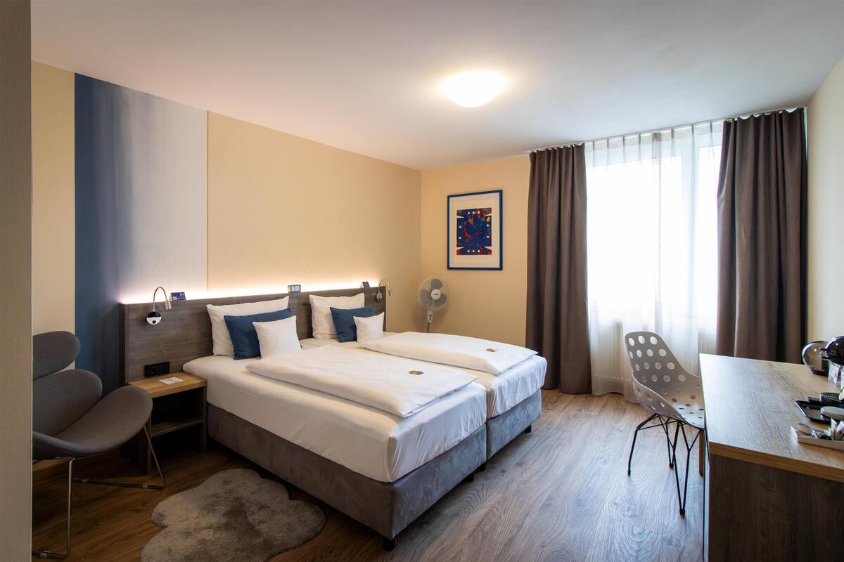 Habitación estándar, 1 cama doble | Ropa de cama de alta calidad, caja fuerte, escritorio