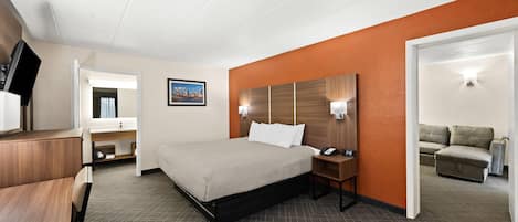 Een hotelkamer met een bed, nachtkastje, lamp en uitzicht op een stadsgezicht.