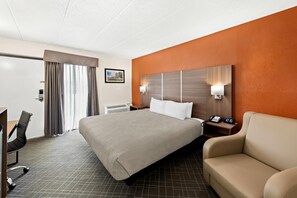 مكتب ومساحة عمل للكمبيوتر المحمول وستائر تعتيم ومكواة/لوح كي