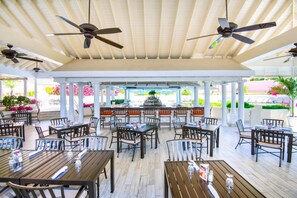 供應早餐、午餐、晚餐；多國菜