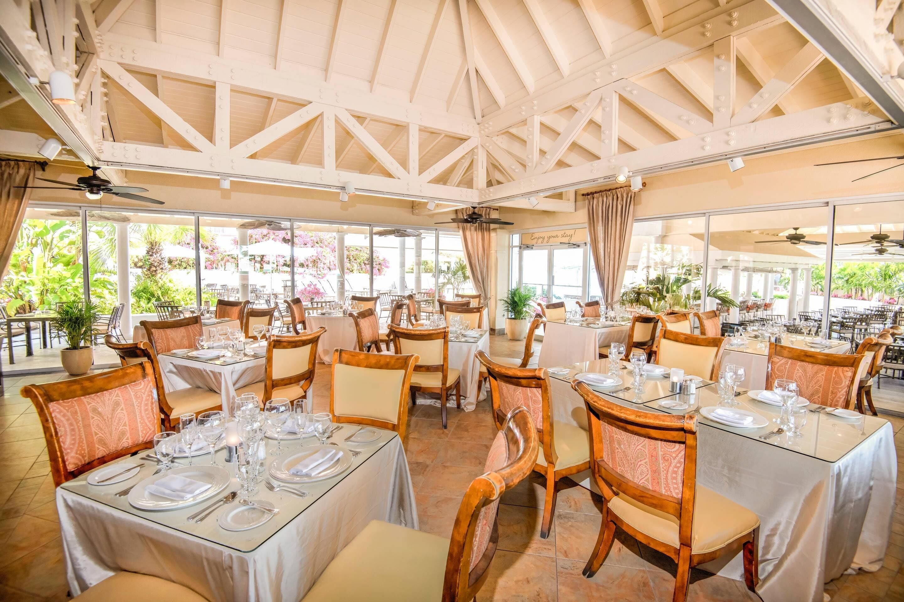 供应早餐、午餐和晚餐，国际美食