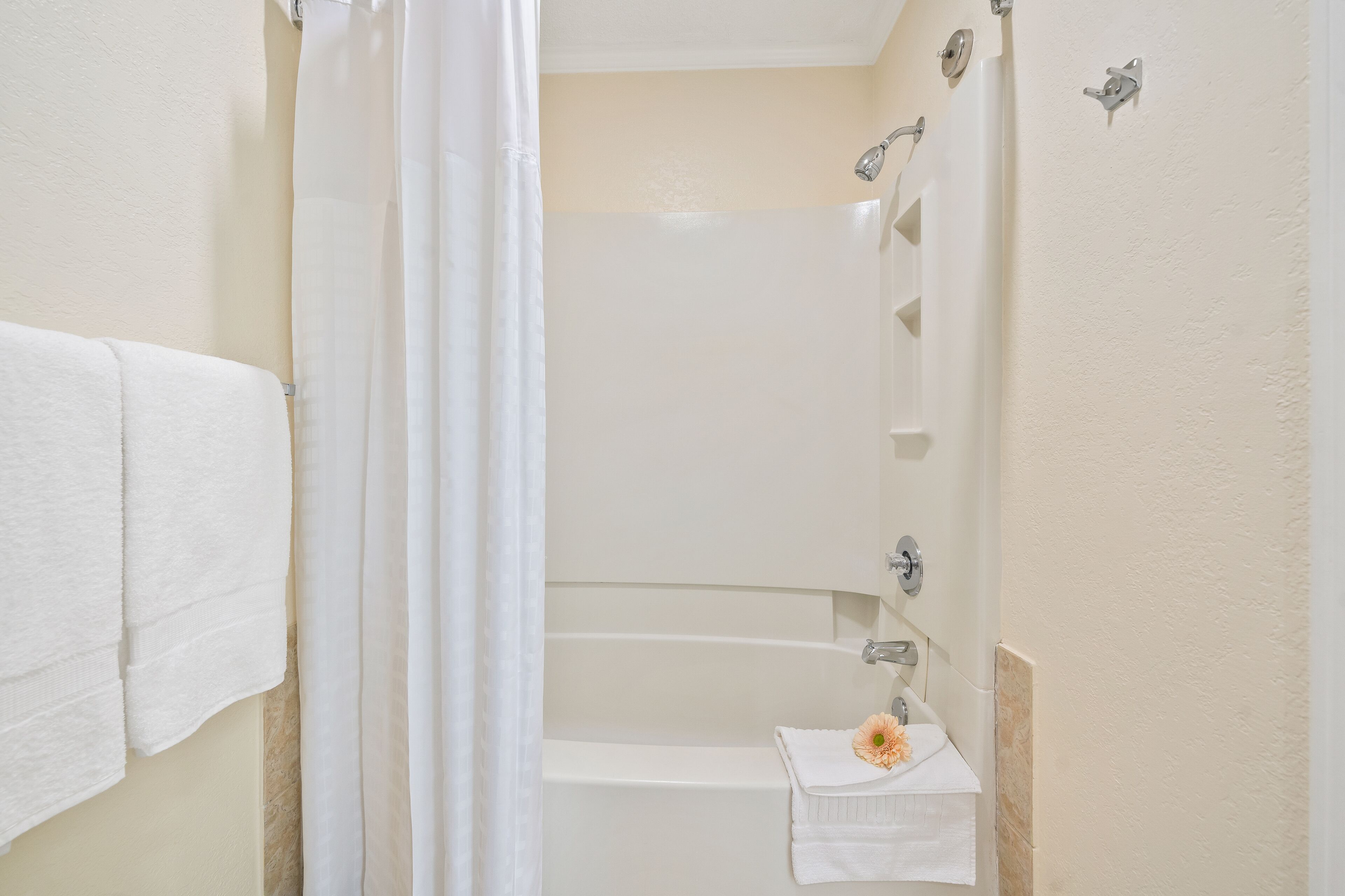 combined shower/bathtub, deep-soaking bathtub, free toiletries