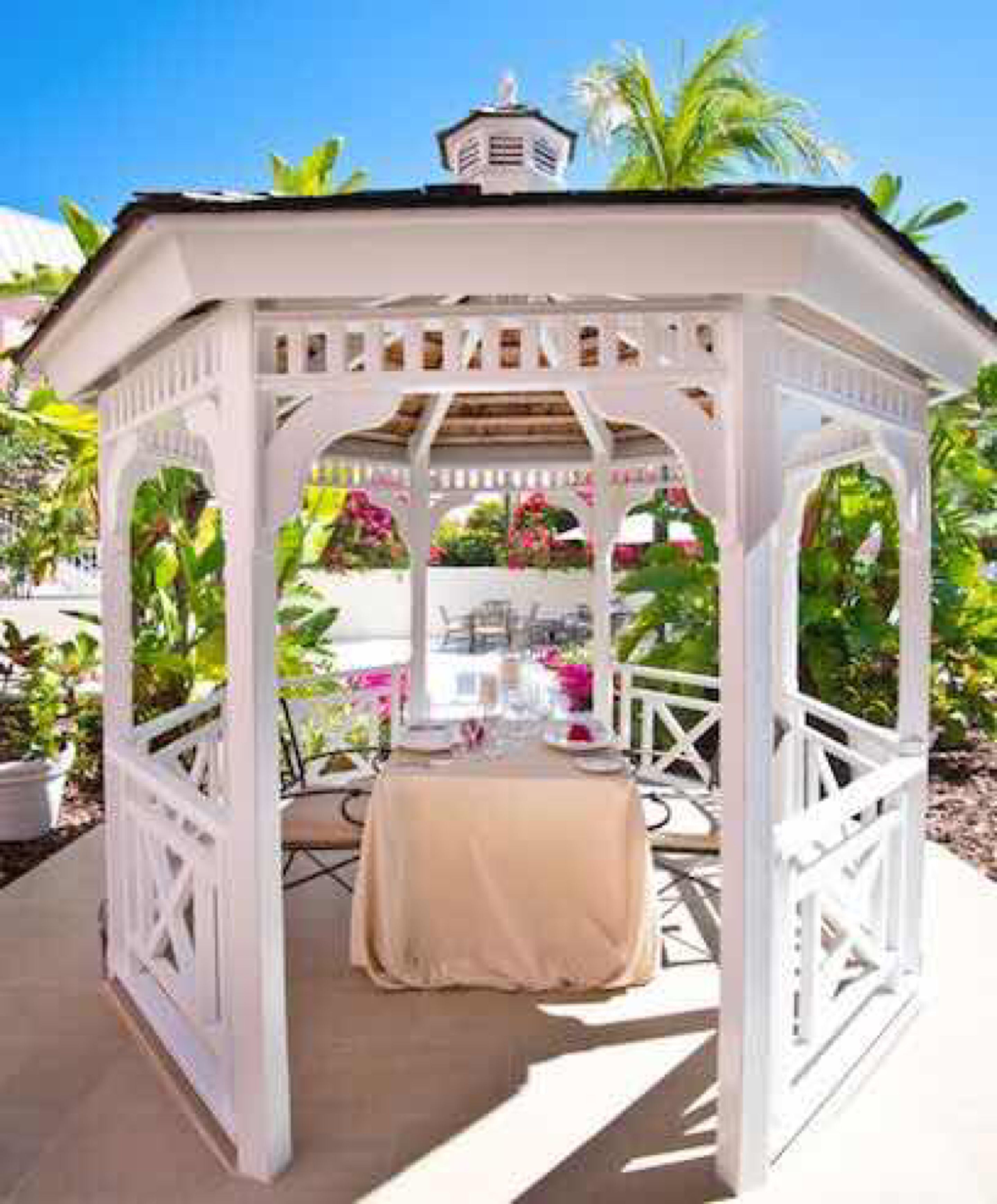 breakfast, lunch, dinner served; international cuisine