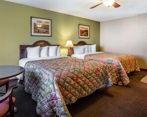 Desk, iron/ironing board, free WiFi, bed sheets - Quality Inn & Suites Cameron Park Shingle Springs (Shingle Springs)