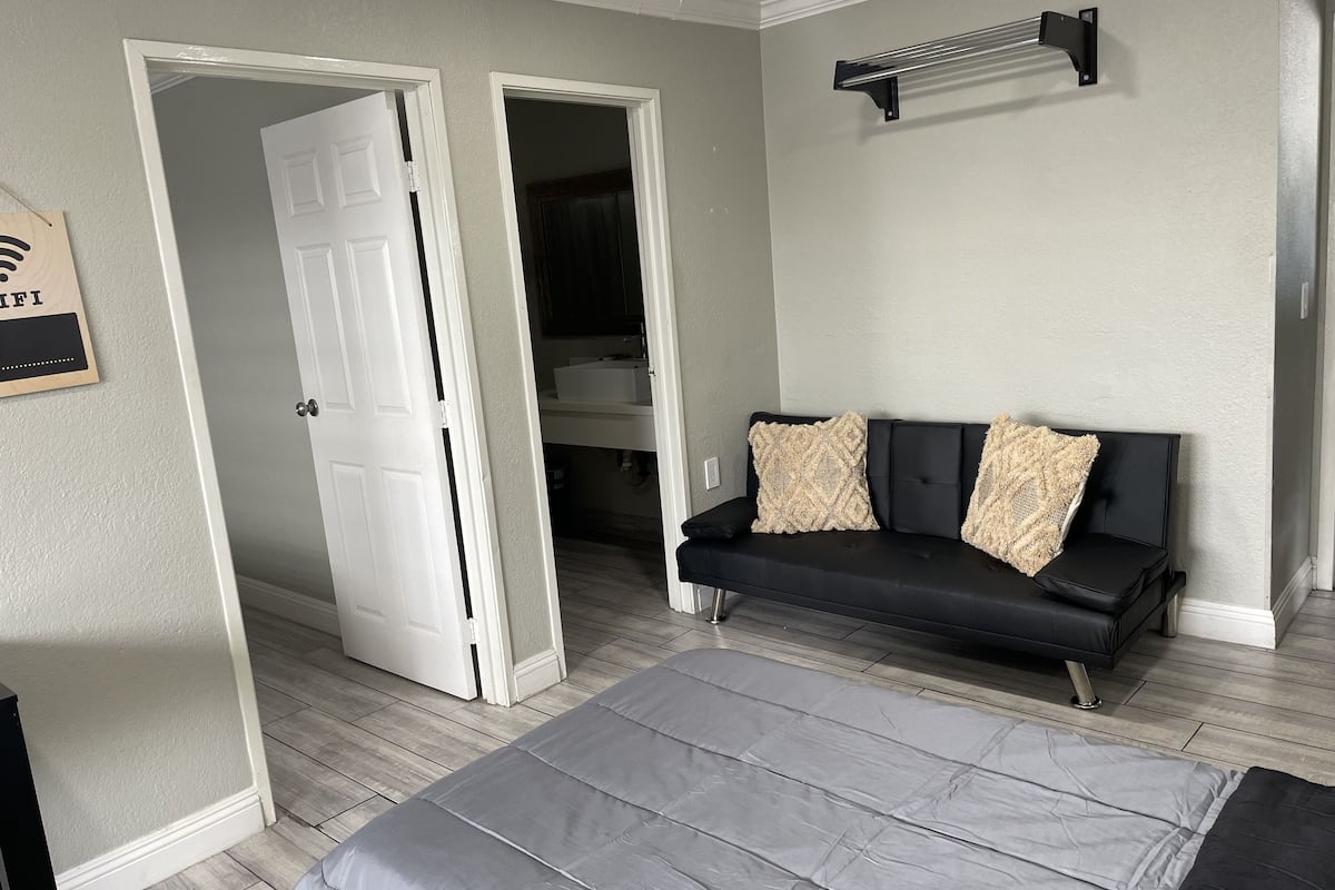 elite studio suite | desk, iron/ironing board, free wifi, bed sheets