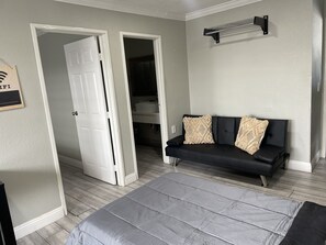 Suite Studio Élite | Bureau, fer et planche à repasser, Wi-Fi gratuit, draps fournis
