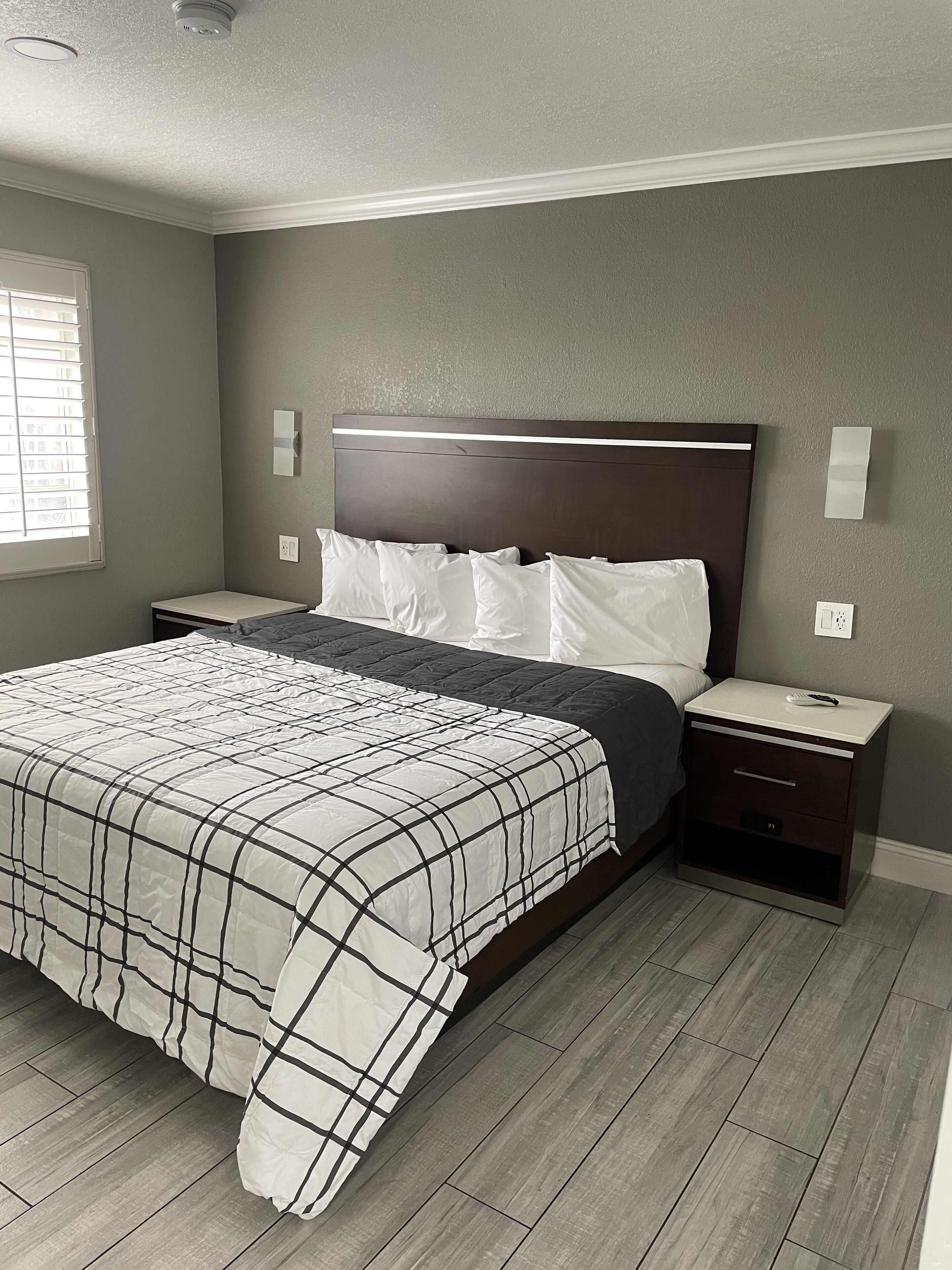 elite studio suite | desk, iron/ironing board, free wifi, bed sheets