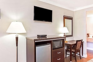 Habitación Deluxe con 1 cama doble o 2 individuales | 1 dormitorio, escritorio, tabla de planchar con plancha y wifi gratis