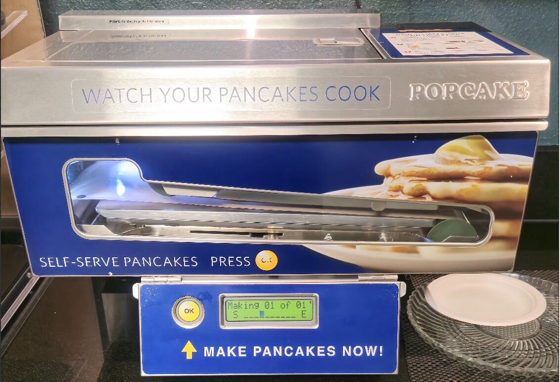 Una máquina para palomitas de maíz con pantalla digital y una plancha para hacer tortitas.