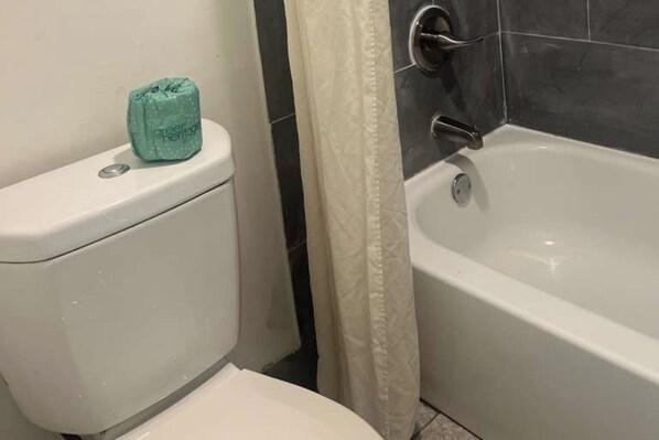 Un baño con inodoro y bañera.