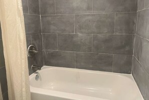 Articles de toilette gratuits, sèche-cheveux, serviettes fournies