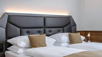 Ropa de cama hipoalergénica y caja de seguridad en la habitación