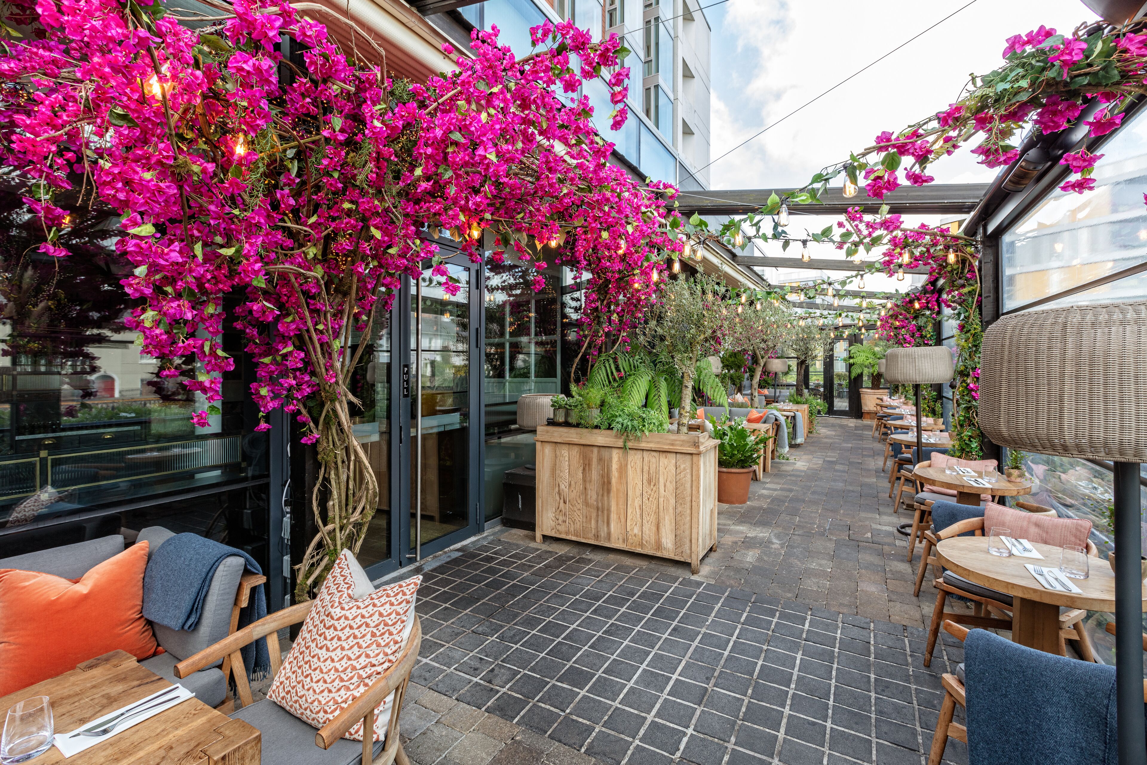 lunch served, al fresco dining