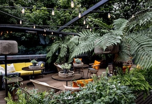 Lunch served, alfresco dining