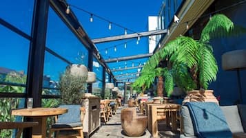 Serviço de almoço, restaurante ao ar livre