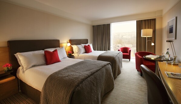 Daunenbettdecken, Pillowtop-Betten, Minibar, Zimmersafe