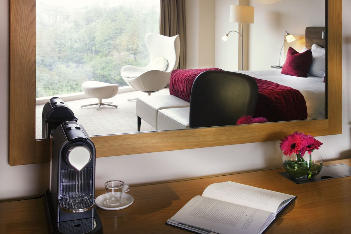 deluxe room, 1 king bed | down duvets, pillow-top beds, minibar, in-room safe